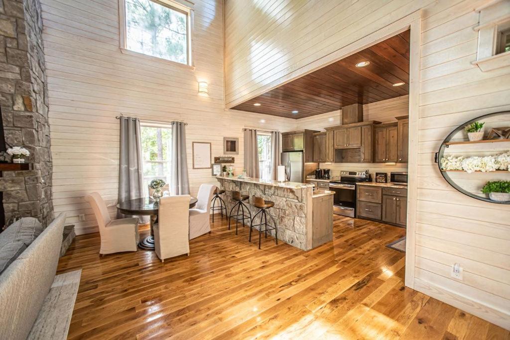 Merlot Mountain - Heated Spa Pool And Hot Tub! Cabin Broken Bow Bagian luar foto
